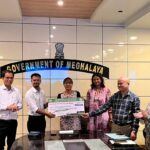 শ্বিলঙত প্ৰতিবাদকাৰীৰ শিলগুটি নিক্ষেপৰ মাজতো যাত্ৰীক সুৰক্ষিতভাৱে উদ্ধাৰ! ই-বাছৰ চালক-পৰিচালকক নগদ ধনসহ বিশেষ সম্বৰ্ধনা