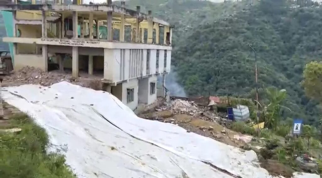 ধাৰাসাৰ বৰষুণৰ পিছতে ভয়ংকৰ ভূমিস্খলনত খহি পৰিল জিলা পৰিবহণ বিষয়াৰ কাৰ্যালয়! কথমপি প্ৰাণৰক্ষা বহু লোকৰ