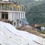 ধাৰাসাৰ বৰষুণৰ পিছতে ভয়ংকৰ ভূমিস্খলনত খহি পৰিল জিলা পৰিবহণ বিষয়াৰ কাৰ্যালয়! কথমপি প্ৰাণৰক্ষা বহু লোকৰ