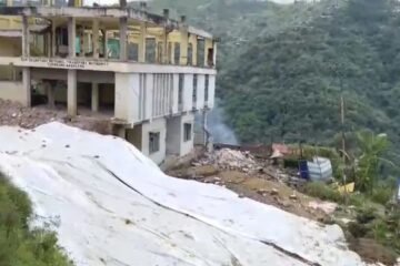 ধাৰাসাৰ বৰষুণৰ পিছতে ভয়ংকৰ ভূমিস্খলনত খহি পৰিল জিলা পৰিবহণ বিষয়াৰ কাৰ্যালয়! কথমপি প্ৰাণৰক্ষা বহু লোকৰ