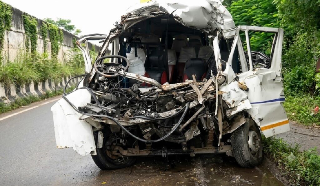 ৰাষ্ট্ৰীয় ঘাইপথত নিয়ন্ত্ৰণ হেৰুৱাই ডিভাইডাৰ পাৰ হৈ ট্ৰাকত খুন্দা যাত্ৰীবাহী বাহনৰ! ক্ষেত্ৰীত নিহত ৬