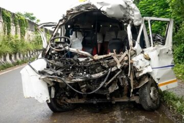 ৰাষ্ট্ৰীয় ঘাইপথত নিয়ন্ত্ৰণ হেৰুৱাই ডিভাইডাৰ পাৰ হৈ ট্ৰাকত খুন্দা যাত্ৰীবাহী বাহনৰ! ক্ষেত্ৰীত নিহত ৬