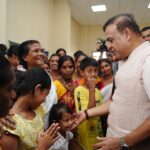 শিৱসাগৰত বানত মৃত্যু হোৱা ১০ জনৰ পৰিয়াললৈ মুখ্যমন্ত্ৰীৰ ৫ লাখ টকাকৈৰ চেক প্ৰদান