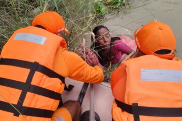 গেটৱে’ৰ সমীপত ফেৰীৰ পৰা নদীত পৰা মহিলাক ২.৫ কিলোমিটাৰ নামনিত উদ্ধাৰ NDRF-এ