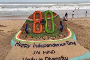 ৮০সংখ্যক স্বাধীনতা দিৱসৰ প্ৰাকক্ষণত পুৰীৰ সাগৰ তীৰত সুদৰ্শন পাটনায়কৰ বলুকাশিল্প