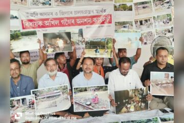 হাতত উজনিৰ প্ৰলয়ৰ ফটোগ্ৰাফ লৈ অনশনত বহিল শিৱসাগৰৰ বিধায়ক অখিল গগৈ