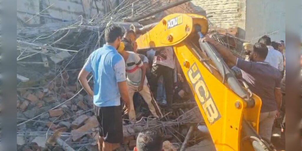 তিনি মহলীয়া অট্টালিকা ভাঙি ৬ জনৰ মৃত্যু, ১১ জন আহত