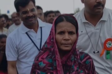 কন্যাৰ শিক্ষা যাত্ৰাৰ বাবে এগৰাকী মাতৃৰ সংগ্ৰাম! খালী ভৰিৰে দৌৰি মাৰাথনত অৰ্জন কৰিলে প্ৰথম পুৰস্কাৰ