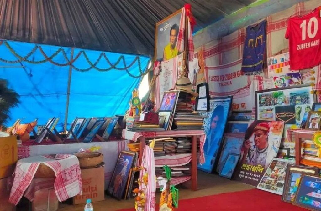 জুবিন গাৰ্গৰ প্ৰথম মৃত্যু বাৰ্ষিকীত সোণাপুৰৰ জুবিনক্ষেত্ৰত অনুৰাগীৰ বিশাল সমাৱেশ; সুৰৰ মাজেৰে স্মৰণ