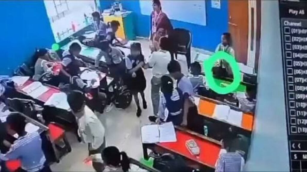 বিদ্যালয়ৰ কাষেৰে পাৰ হৈ যোৱা শোভাযাত্ৰাৰ উচ্চস্বৰৰ ডিজেৰ প্ৰকোপ; শ্ৰেণীকোঠাতে হৃদক্ৰিয়া বন্ধ হৈ ছাত্ৰীৰ কৰুণ মৃত্যু