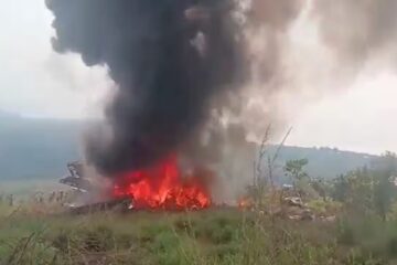 পুনৰ আকাশত মৃত্যুৰ কিৰিলি! সেনাৰ বিমানগ্ৰস্ত হৈ শীৰ্ষ সামৰিক বিষয়াসহ ১৪ গৰাকী আৰোহীৰ কৰুণ মৃত্যু