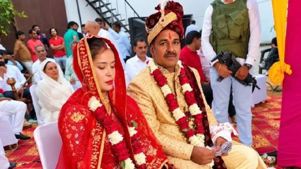 ১২ ঘণ্টাৰ পেৰ’ল লৈ জেলৰ পৰা ওলাই কম্বোডিয়াৰ প্ৰেয়সীৰে বিবাহপাশত আৱদ্ধ কুখ্যাত গেংষ্টাৰ মেনপাল বাদলী