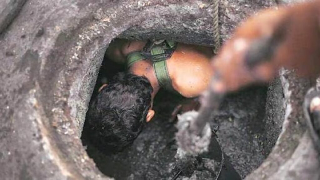 মৰ্মান্তিক! মেঘালয়ত চেপ্তিক টেংক চাফা কৰিবলৈ নামি প্ৰাণ গ’ল অসমৰ ৪ শ্ৰমিকৰ, উদ্ধাৰৰ বাবে গৈ অচেতন দুই অগ্নিবীৰ
