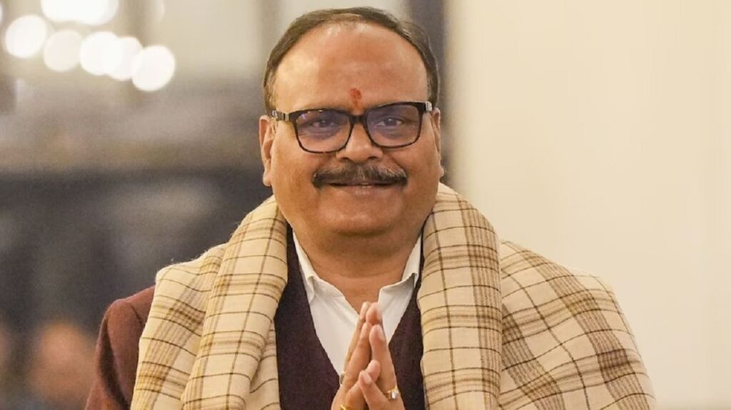 চাকৰিৰ আশাত সময় নষ্ট নকৰি ই-ৰিক্সা চলাবলৈ যুৱপ্ৰজন্মক আহ্বান; উত্তৰ প্ৰদেশৰ উপ-মুখ্যমন্ত্ৰী ব্ৰজেশ পাঠকৰ মন্তব্যক লৈ দেশজুৰি বিতৰ্ক