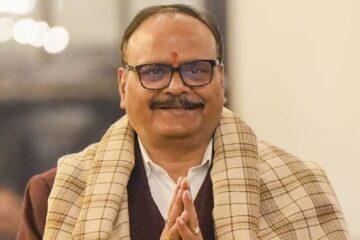 চাকৰিৰ আশাত সময় নষ্ট নকৰি ই-ৰিক্সা চলাবলৈ যুৱপ্ৰজন্মক আহ্বান; উত্তৰ প্ৰদেশৰ উপ-মুখ্যমন্ত্ৰী ব্ৰজেশ পাঠকৰ মন্তব্যক লৈ দেশজুৰি বিতৰ্ক