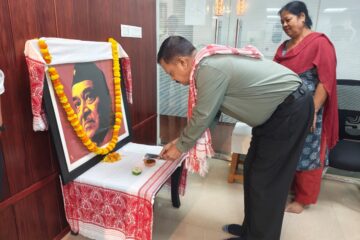জন্ম শতবাৰ্ষিকীত ভাৰতীয় বিমানবন্দৰ প্ৰাধিকৰণৰ উত্তৰ পূব মণ্ডলত সুধাকণ্ঠ ডঃ ভূপেন হাজৰিকাক সোঁৱৰণ