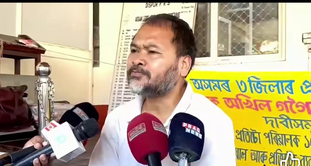 বানপীড়িতৰ ক্ষতিপূৰণক লৈ অখিল গগৈৰ সৈতে চৰকাৰৰ আলোচনা আৰম্ভঃ মন্ত্ৰী কেশৱ মহন্ত আৰু মুখ‍্যমন্ত্ৰীৰ সৈতে আলোচনা
