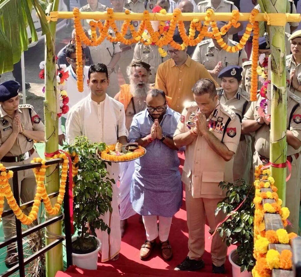 গীতা নগৰ থানাৰ গৃহ প্ৰৱেশত আৰক্ষীৰ শীৰ্ষ বিষয়াৰ অংশগ্ৰহণ