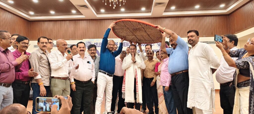 ৩১ অক্টোবৰত অৱসৰ ল’বলগীয়া মহাপ্ৰবন্ধকক জাপি-এৰী চাদৰেৰে সম্বৰ্ধনা