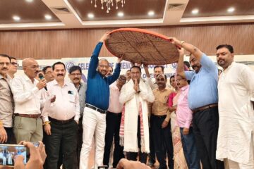 ৩১ অক্টোবৰত অৱসৰ ল’বলগীয়া মহাপ্ৰবন্ধকক জাপি-এৰী চাদৰেৰে সম্বৰ্ধনা