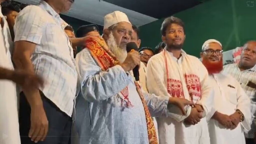 মুখ্যমন্ত্ৰীৰ চকু কাঢ়ি লোৱাৰ ভাবুকি বদৰুদ্দিন আজমলৰ; কংগ্ৰেছৰ নিৰ্বাচনী সভাত ক’লা পতাকা প্ৰদৰ্শন, উত্তাল ৰূপহীহাট