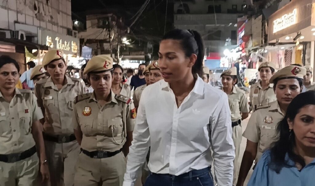ৰিং এৰি ৰাজপথত অলিম্পিয়ান লাভলীনা বৰগোঁহাই; মহিলাৰ নিৰাপত্তাৰ স্বাৰ্থত দিল্লী আৰক্ষীৰ সৈতে দিলে সান্ধ্য টহল