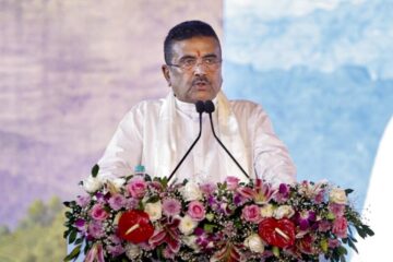 পাঠ্যপুথিত শব্দ সলনিক লৈ তীব্ৰ বিতৰ্ক! ‘পানী’, ‘আব্বা’, ‘আম্মি’ৰ স্থান ল’ব পাৰে ‘জল’, ‘বাবা’, ‘মা’ই