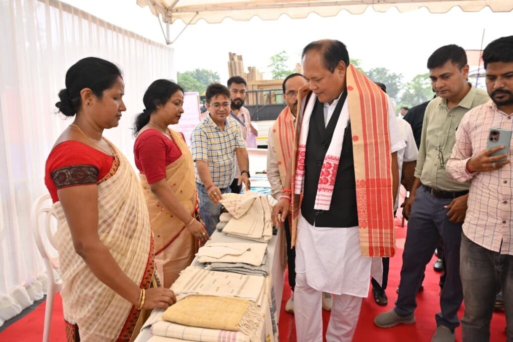 শুৱালকুছিত হস্ততাঁত মন্ত্ৰী বিশ্বজিৎ দৈমাৰী: শিপিনীসকলক বিতৰণ কৰিলে উন্নতমানৰ তাঁতশাল